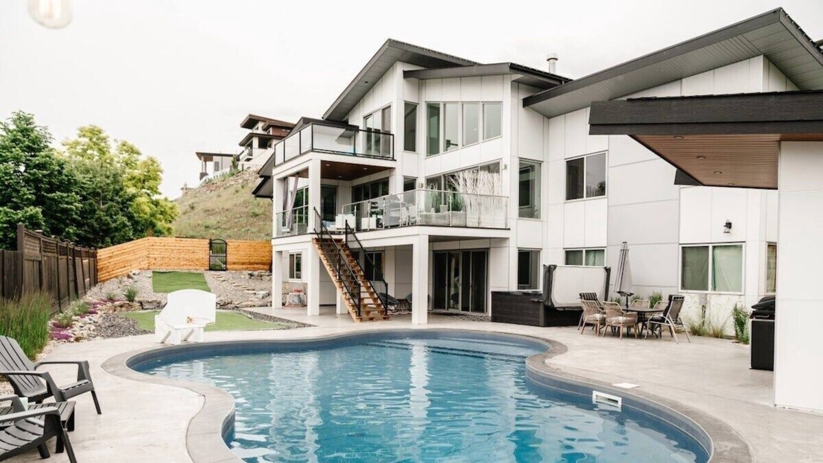 Southwest Mission House | This house is a 3 bedroom(s), 3.5 bathrooms, located in Kelowna, BC.