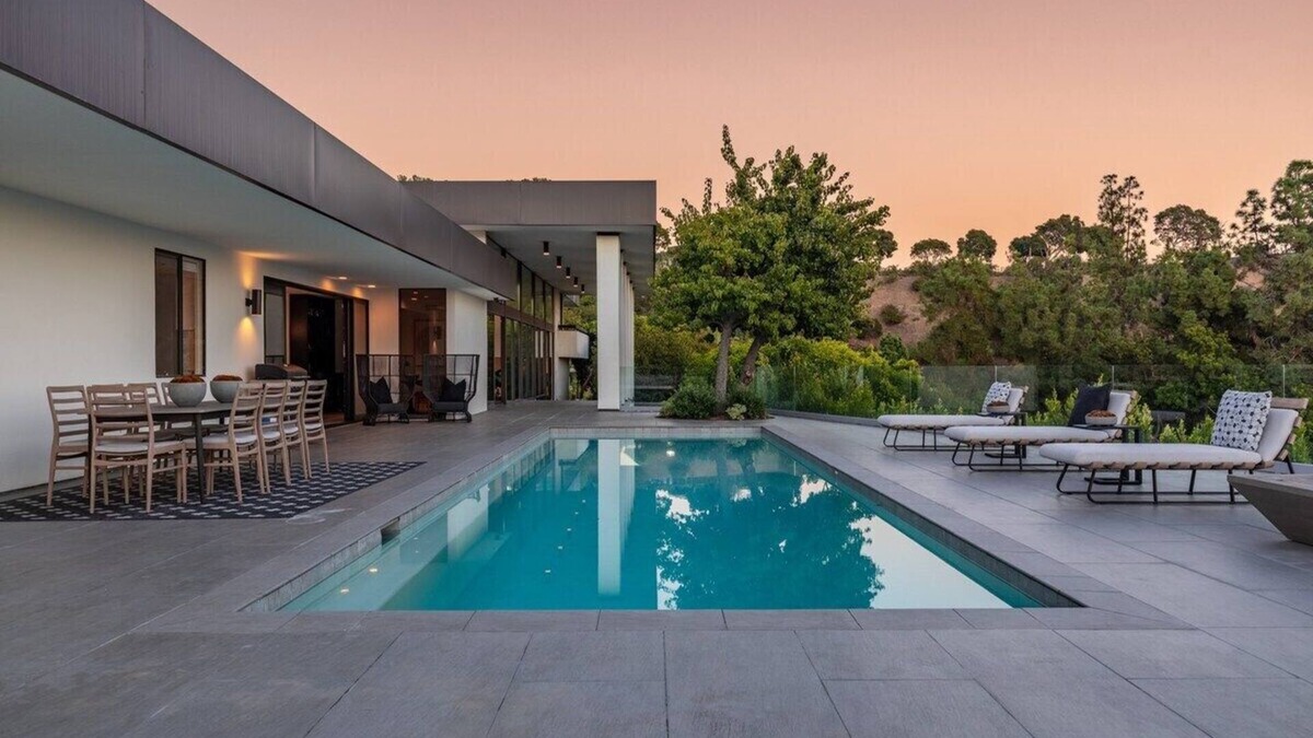 Trousdale Estates House | This house is a 4 bedroom(s), 4.5 bathrooms, located in Beverly Hills, CA.
