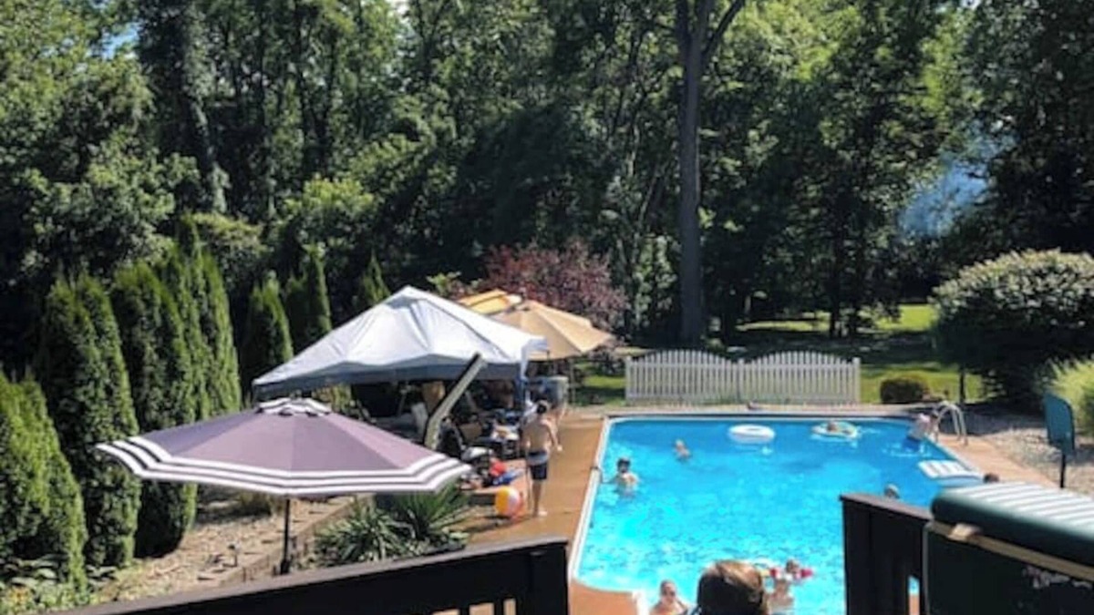 Greenwood House | This house is a 5 bedroom(s), 2 bathrooms, located in Greenwood, IN.