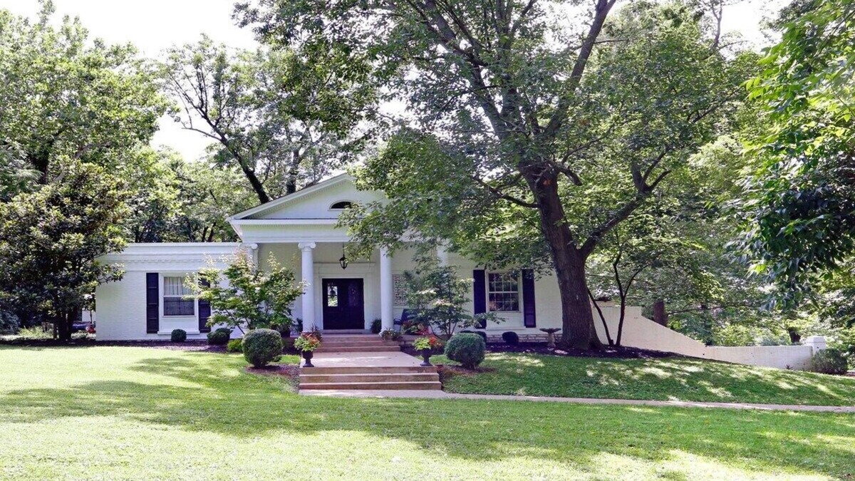 Lexington House | This house is a 5 bedroom(s), 4.5 bathrooms, located in Lexington, KY.