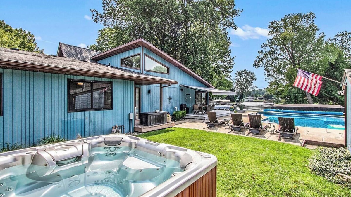 Paw Paw Lake House | This house is a 5 bedroom(s), 3 bathrooms, located in Coloma, MI.