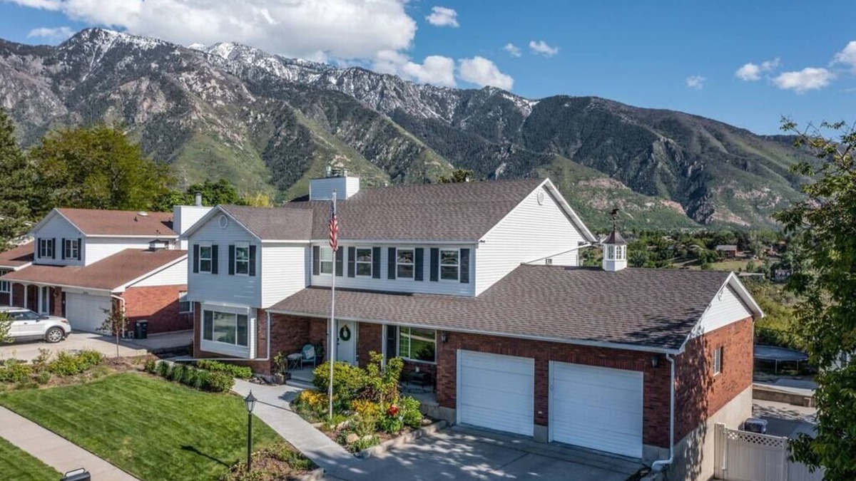 Sandy House | This house is a 7 bedroom(s), 4.5 bathrooms, located in Sandy, UT.