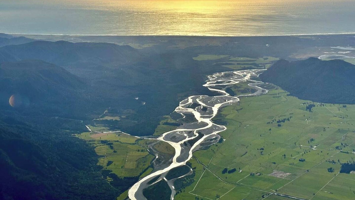 Hokitika House | This house is a 6 bedroom(s), 4 bathrooms, located in Arahura Valley, West Coast Region.