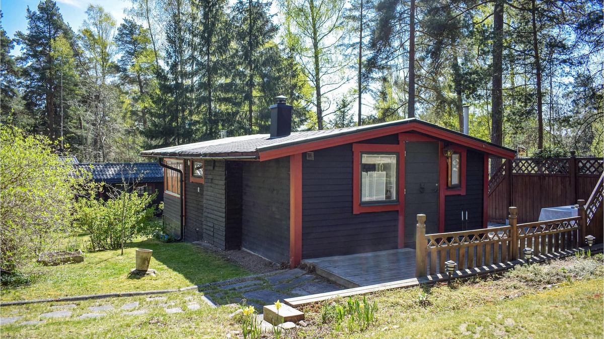 Norrkoping House | This house offers you a large plot with plenty of space to stay and only 350m from the swimming lake