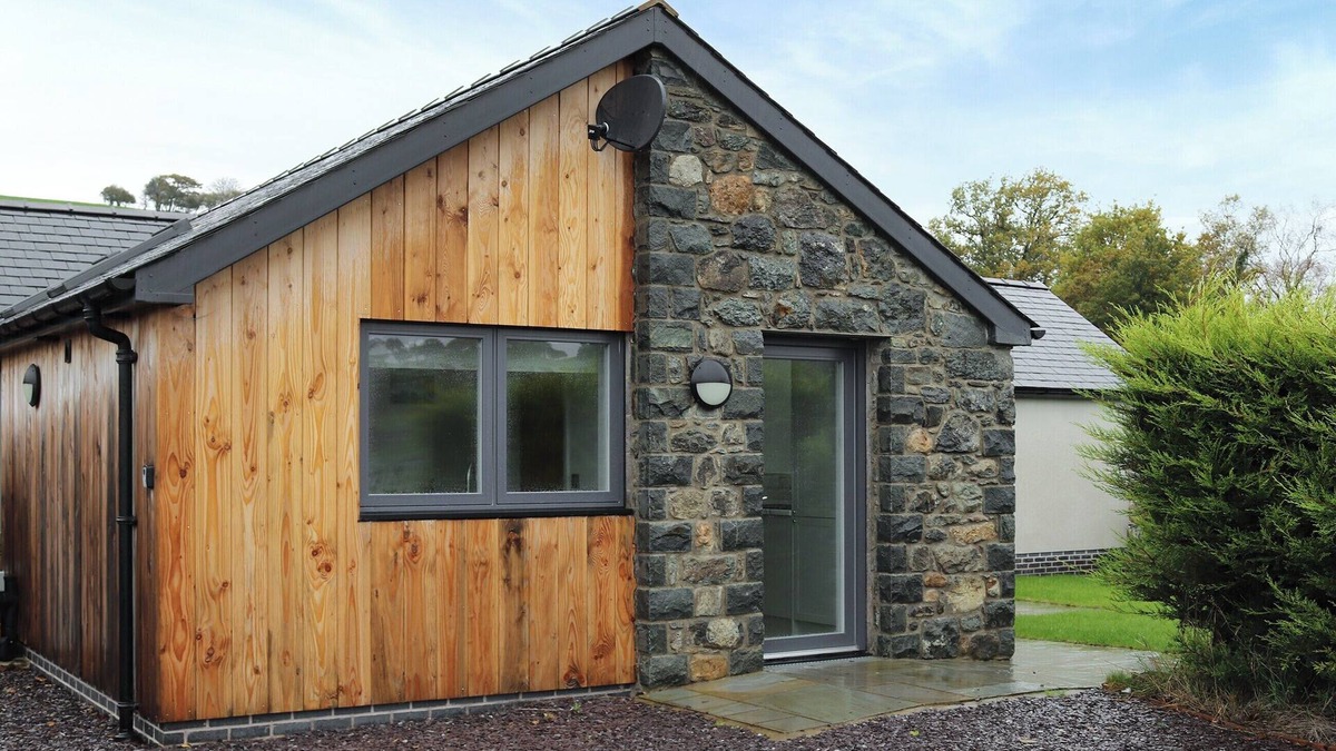 Llanuwchllyn Cottage | This immaculate cottage with hot tub will not disappoint.