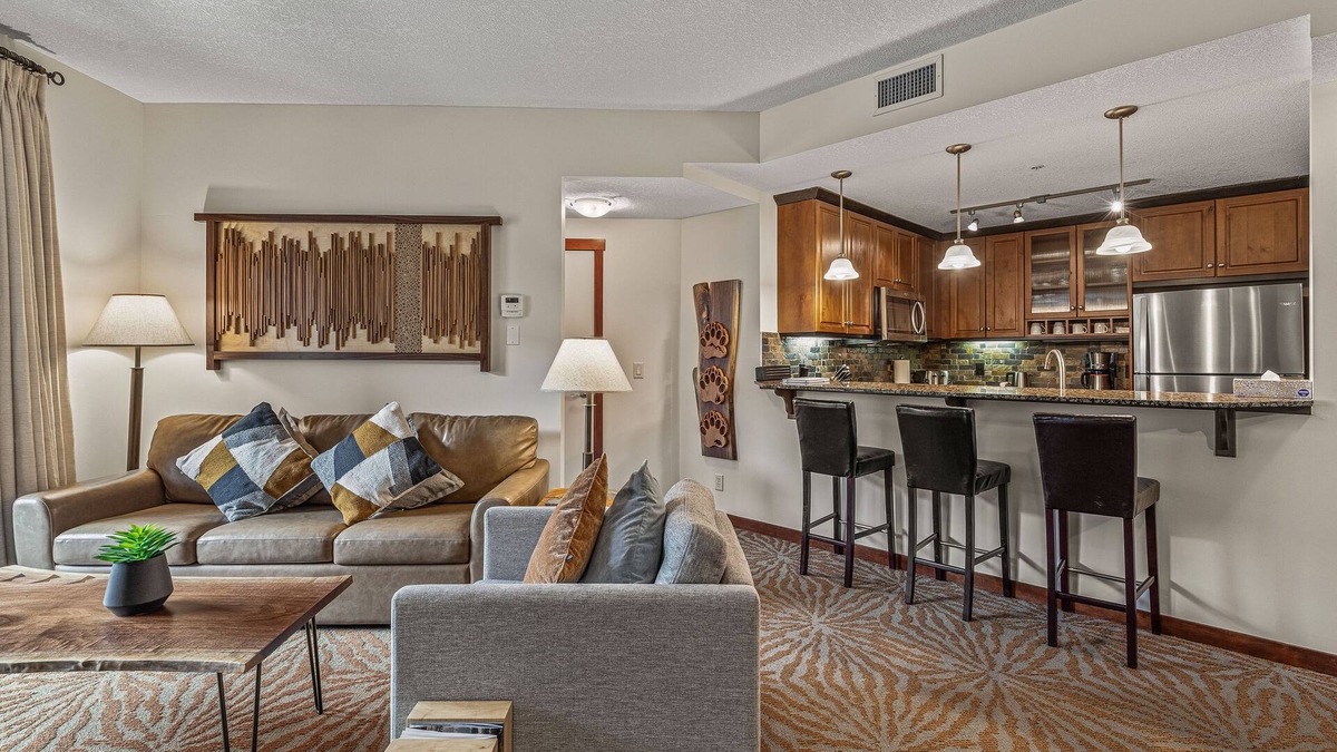 Canmore Condo | ~This is Canmore Living~ Pool, Hot Tub, Quiet End Unit, 2 King Beds, Walk to DT