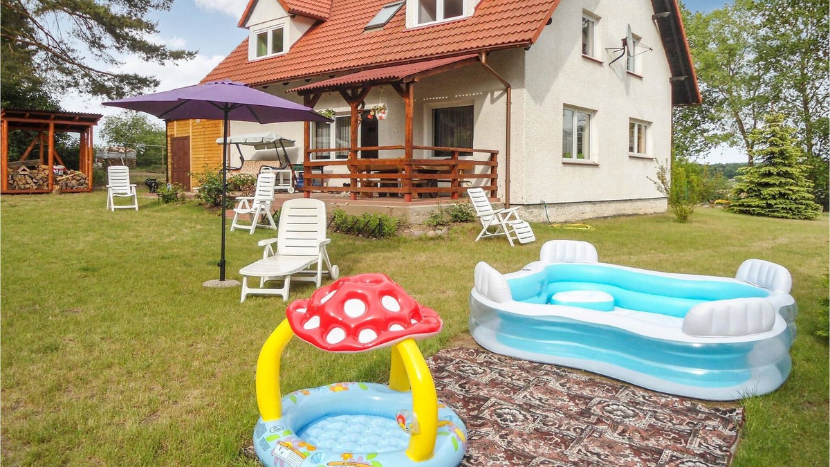 Pomerania Province House | This large cottage is located on an undisturbed property by the pine forest.