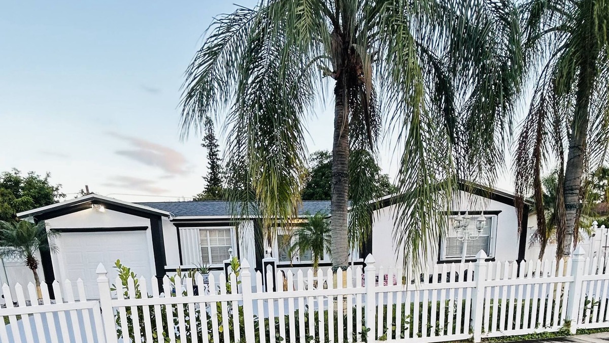 West Palm Beach House | This lovely 3bed/2bath/is located in West Palm Beach Fl. Hot tub, cl to Beach.