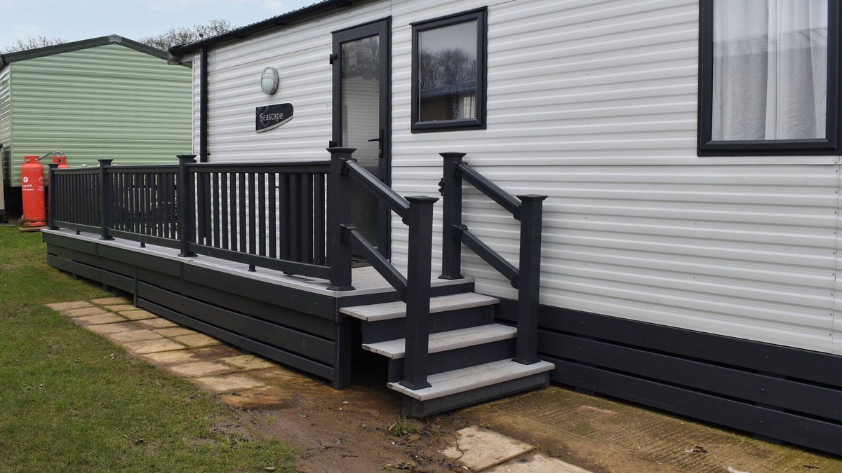 Lake Cottage | This lovely caravan is perfect for couples, friends, or families.