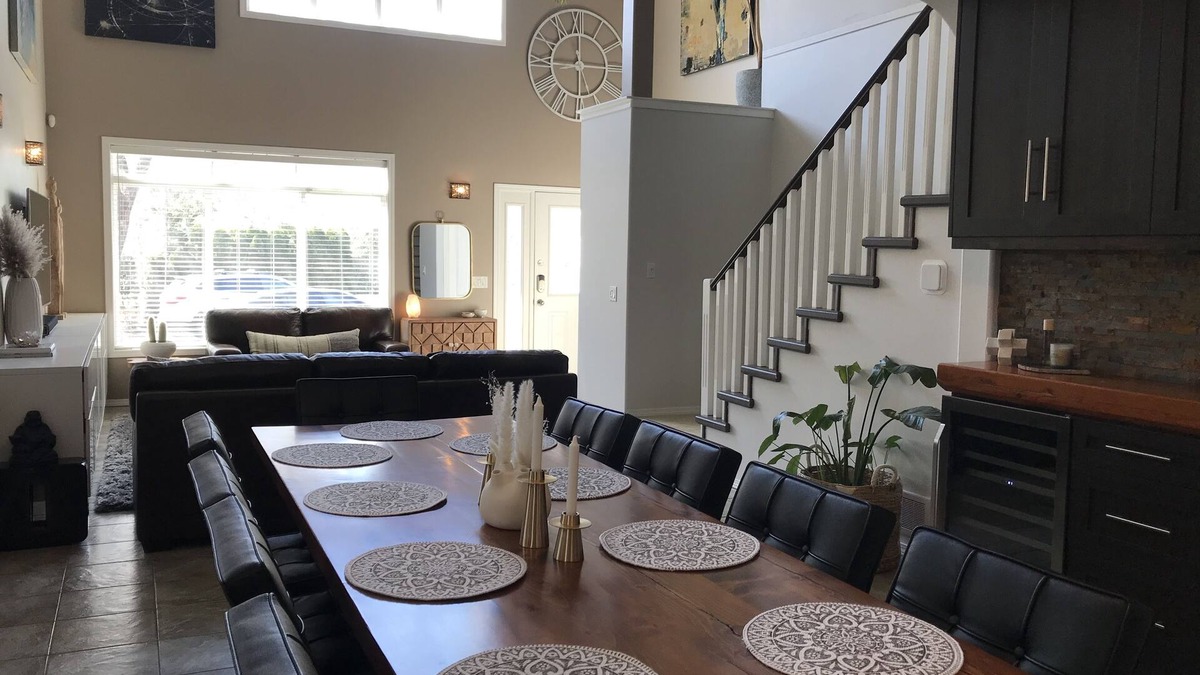 South Pandosy House | This professionally designed spacious house is perfect for holidays! LOCATION!