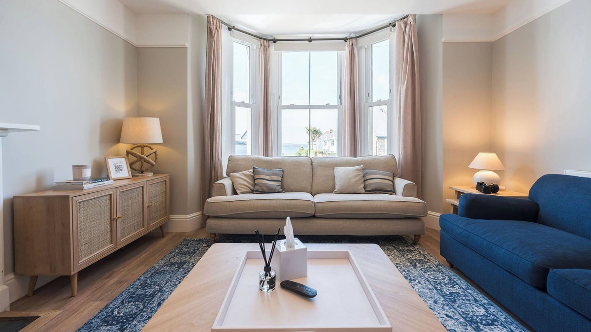 Rhosneigr Apartment | This recently renovated coastal hideaway combines contemporary comfort with beach-chic style