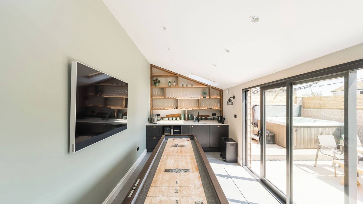 Rhosneigr House | This recently renovated coastal oasis combines contemporary comfort with beach-chic style