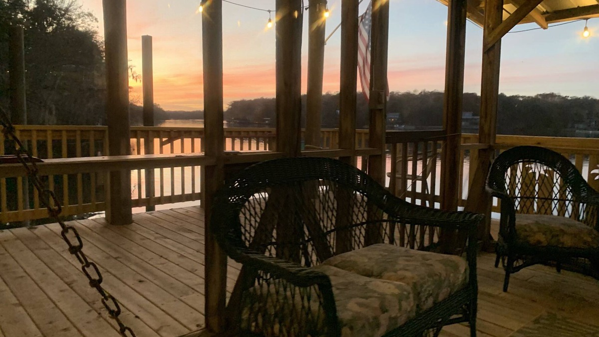 Chiefland House | This Retreat sits directly on the Suwannee River and is your getaway to Nature
