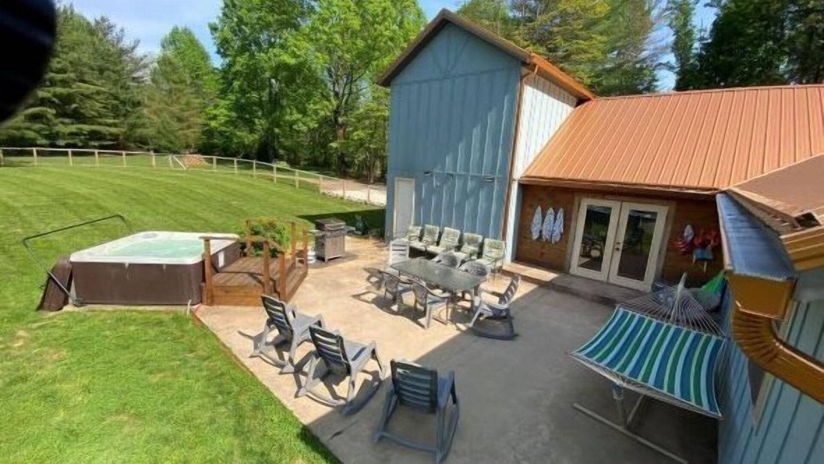 Bloomington Apartment | This room is a 1 bedroom(s), 1 bathrooms, located in Bloomington, IN.