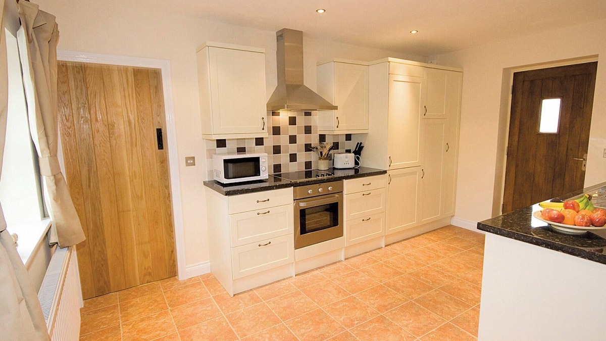 Huxley Cottage | This spacious property for 4 has extensive views and an abundance of attractions close by.