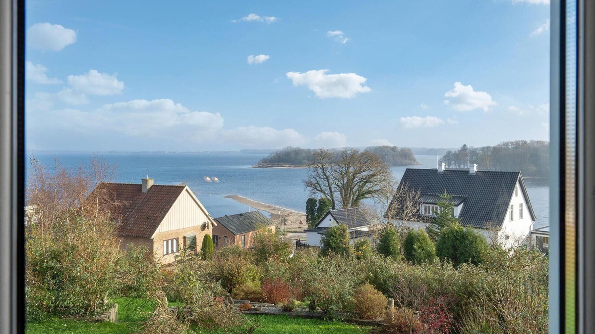 Sonderhav House | This spacious vacation home welcomes you in a fantastic location on the Flenburg Fjord.
