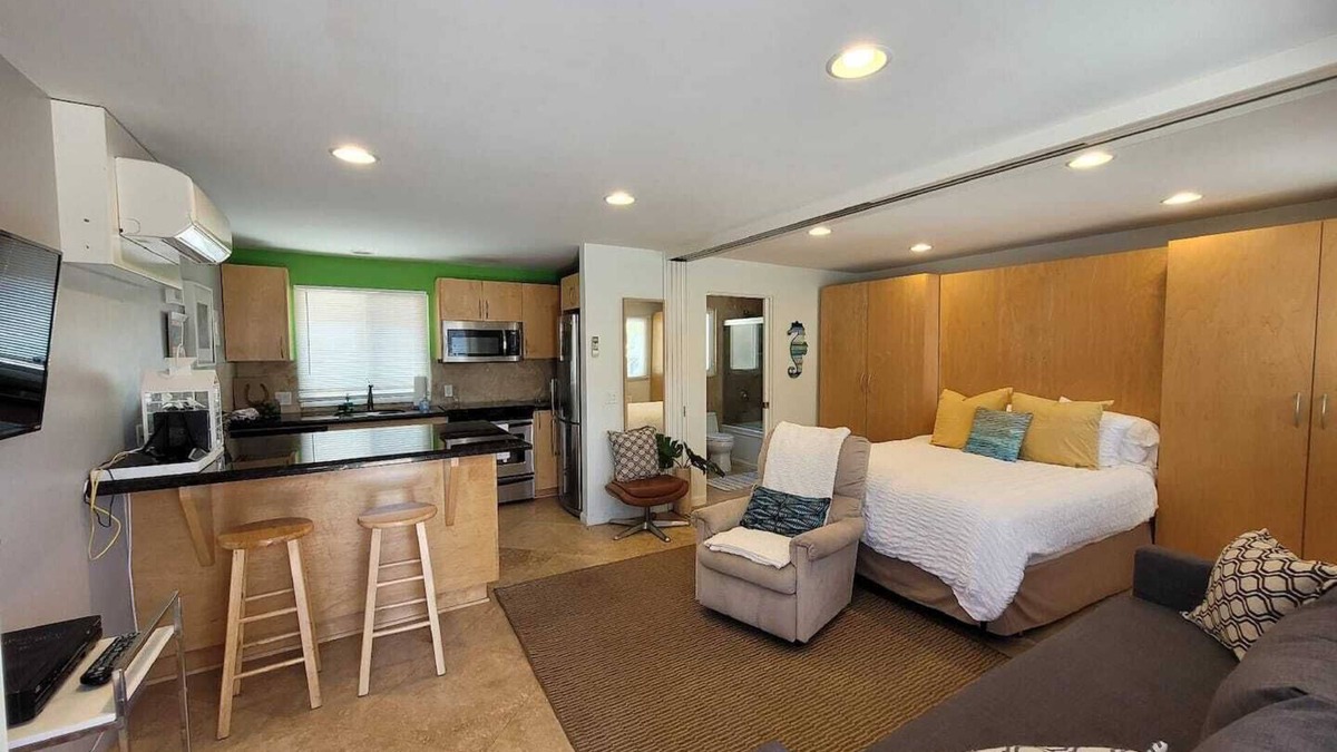 South Mission Beach Apartment | This studio is a 0 bedroom(s), 1 bathrooms, located in San Diego, CA.