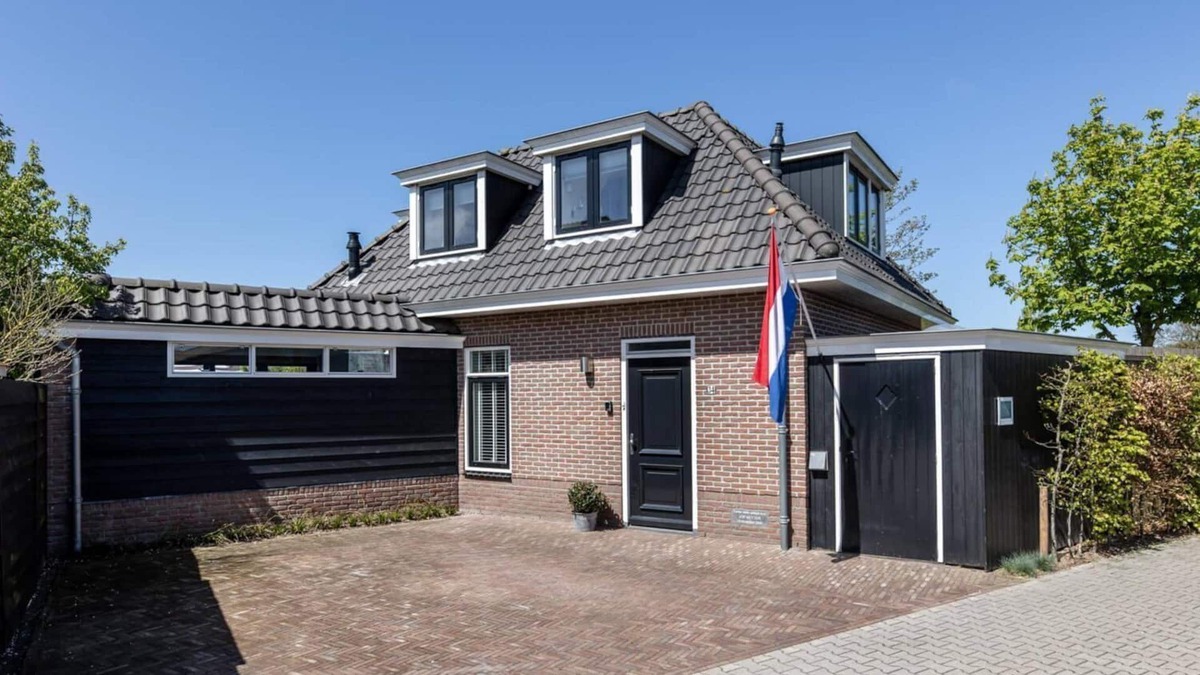 Egmond aan den Hoef Apartment | This stunning holiday home lets you enjoy everything that Egmond aan den Hoef has to offer: sea, beach, forest, dunes and the picturesque surrounding villages & towns.