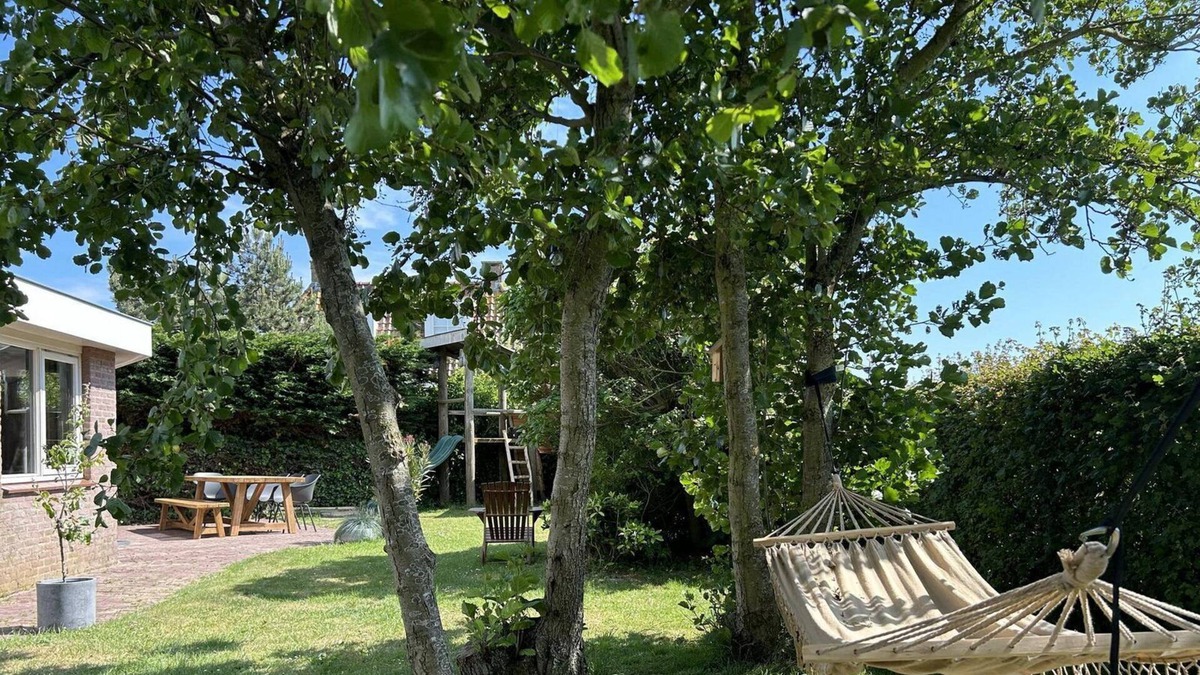 Egmond aan den Hoef House | This stunning holiday home lets you enjoy everything that Egmond aan den Hoef has to offer: sea, beach, forest, dunes and the picturesque surrounding villages & towns.