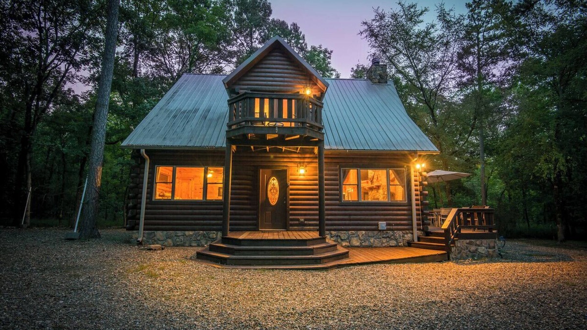 Broken Bow Cabin | This stunning cabin offers 5 bedrooms, 5 1/2-bathrooms. Huge, Amazing Cabin!