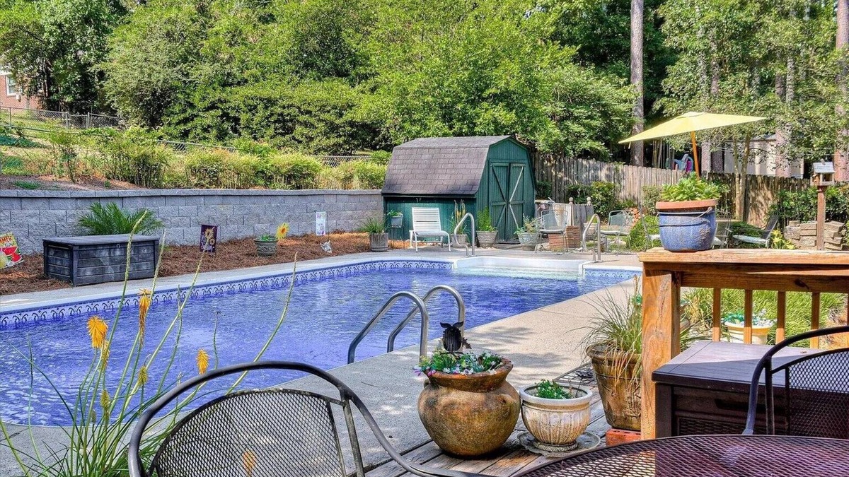 Augusta House | This the ideal Master's rental 1.4 Miles from course. Maid service included.