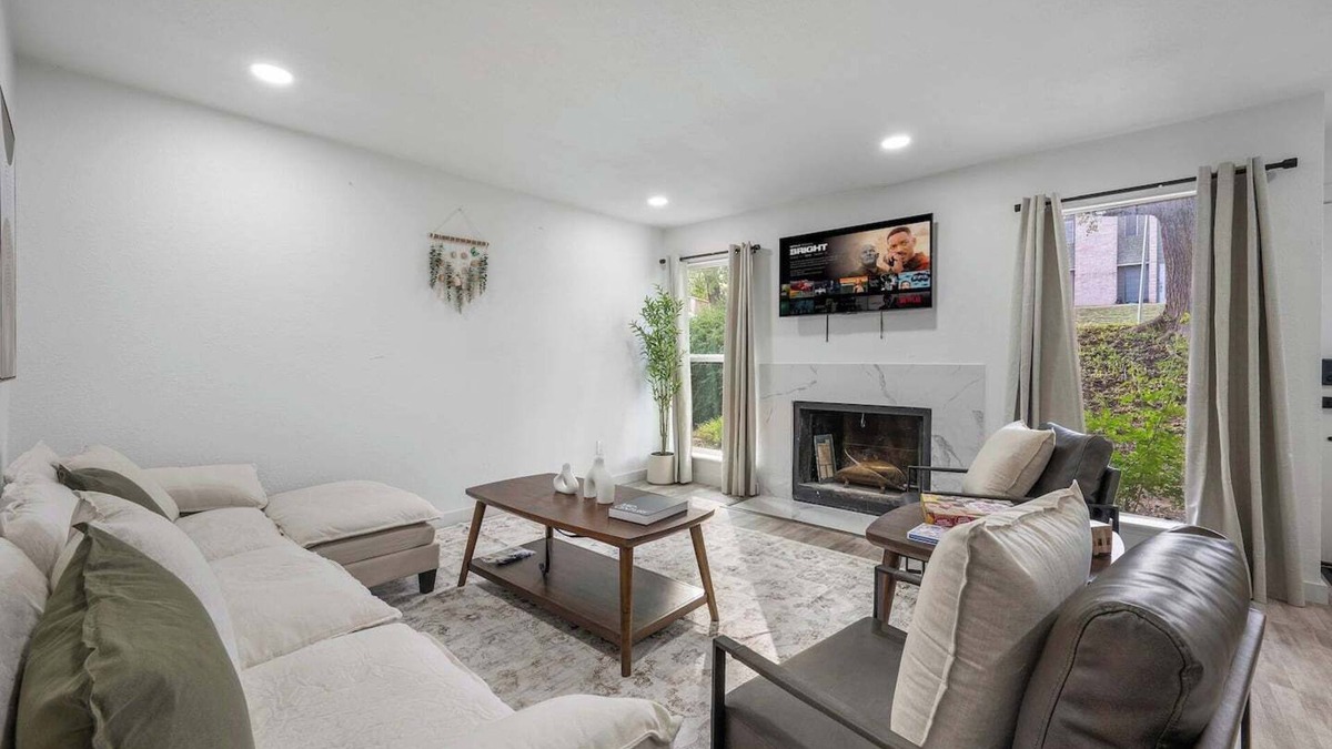 University Hills and Windsor Park House | This townhouse is a 3 bedroom(s), 2.5 bathrooms, located in Austin, TX.
