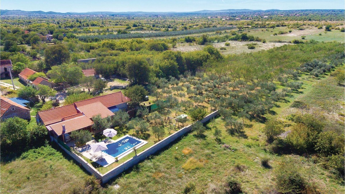 Oklaj House | This traditional stone house we have chosen for your vacation in the small village Ljuboti.