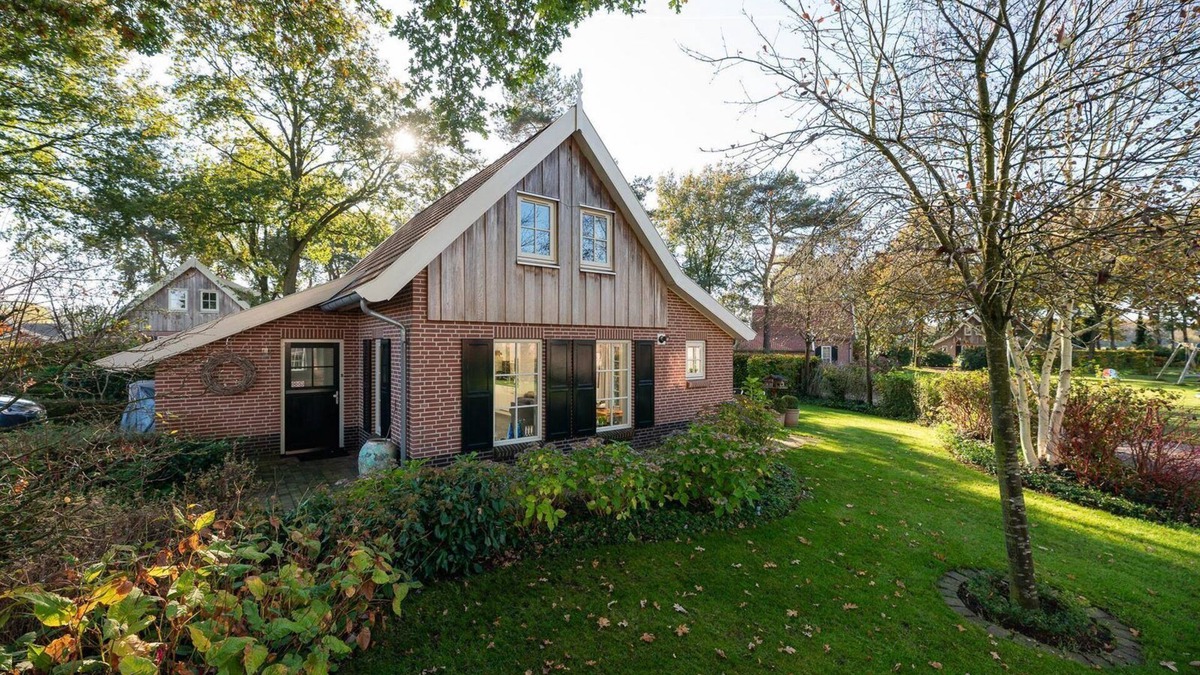 Wierden House | This very comfortable villa for 6 persons is located on the vacation complex Buitengoed Het Lageveld, in a beautiful wooded area near Almelo and Enschede.
