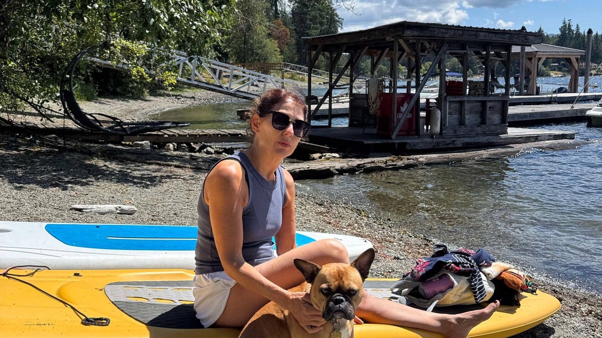 Youbou House | This waterfront tiny home. has all the amenities to make your stay memorable.