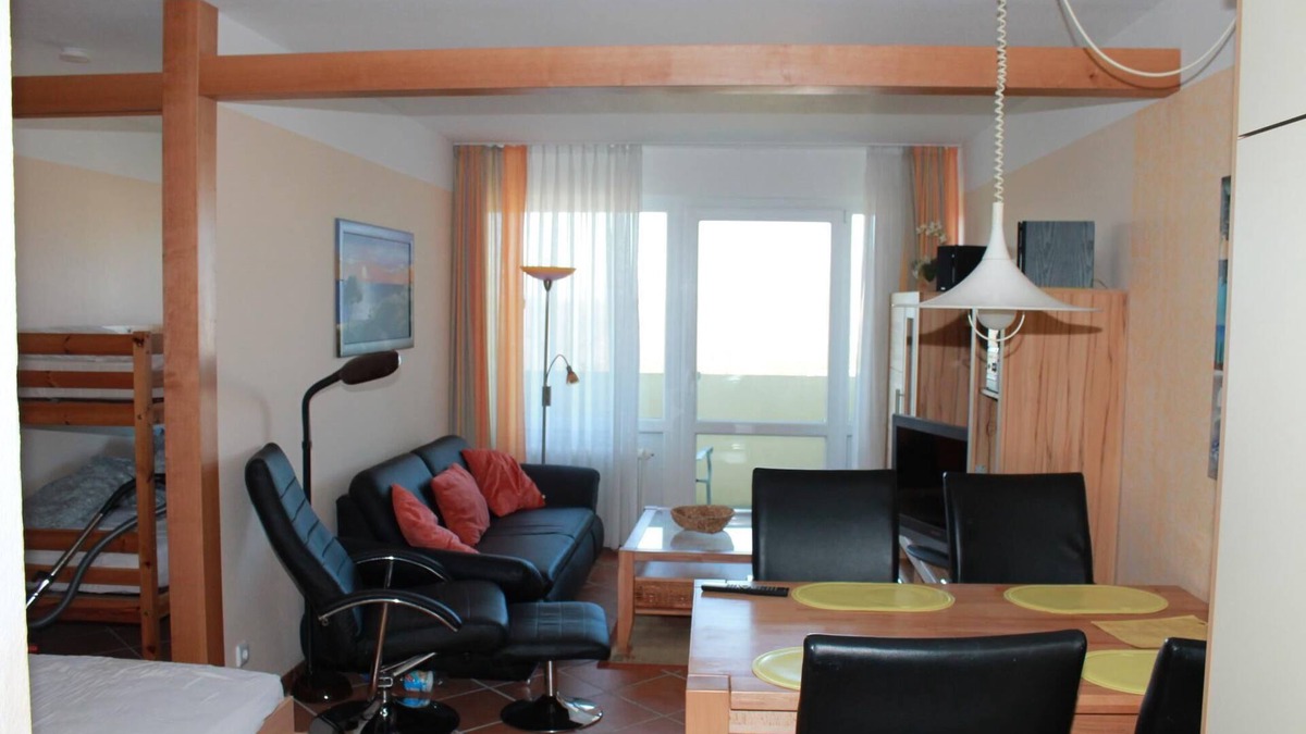 Holm Apartment | This west-facing apartment with 40 m² of living space is located on the 5th floor of Haus Eckernförde. A large cupboard bed and a bunk bed in the separate bedroom offer space for a maximum of 4 people. The fitted kitchen is completely.