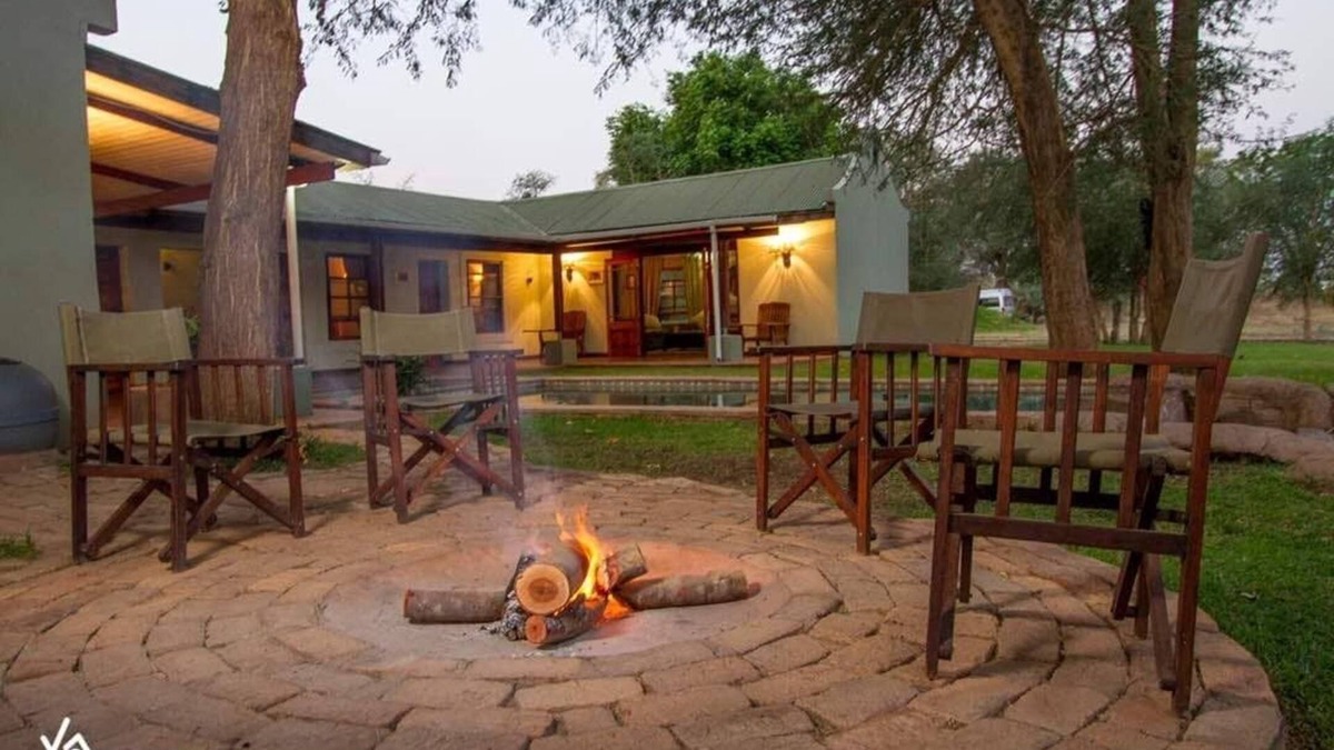 Livingstone Cabin | Thorn Tree House