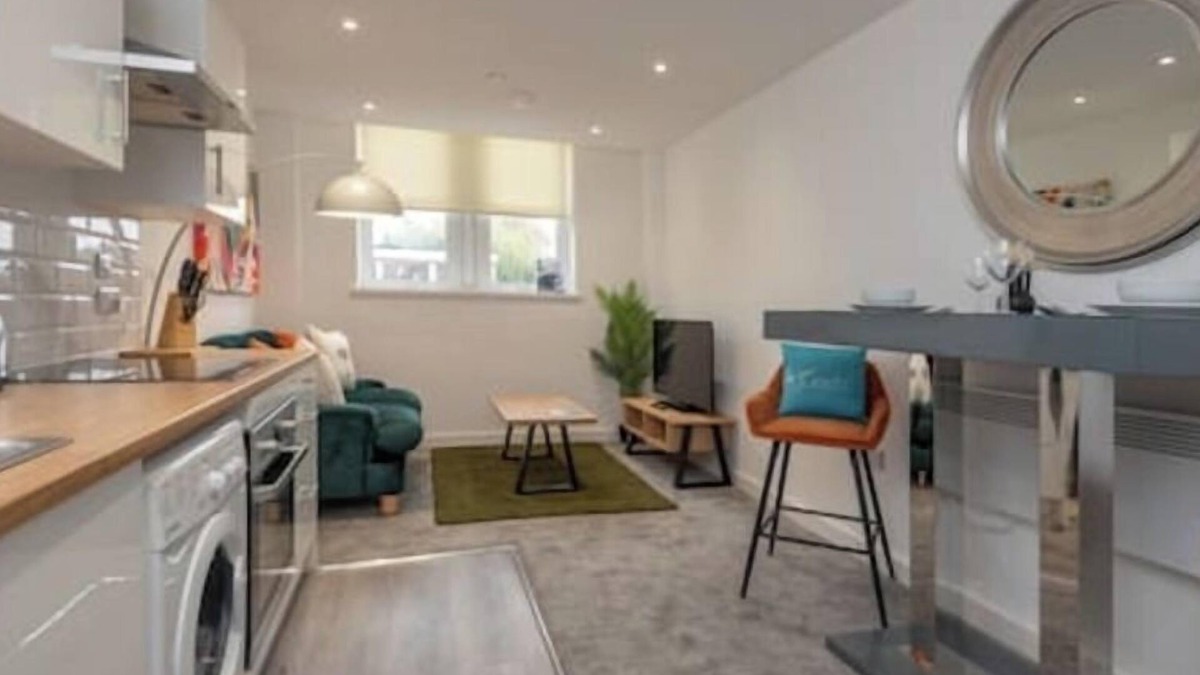 Wakefield Apartment | Thornhill House by Guestz