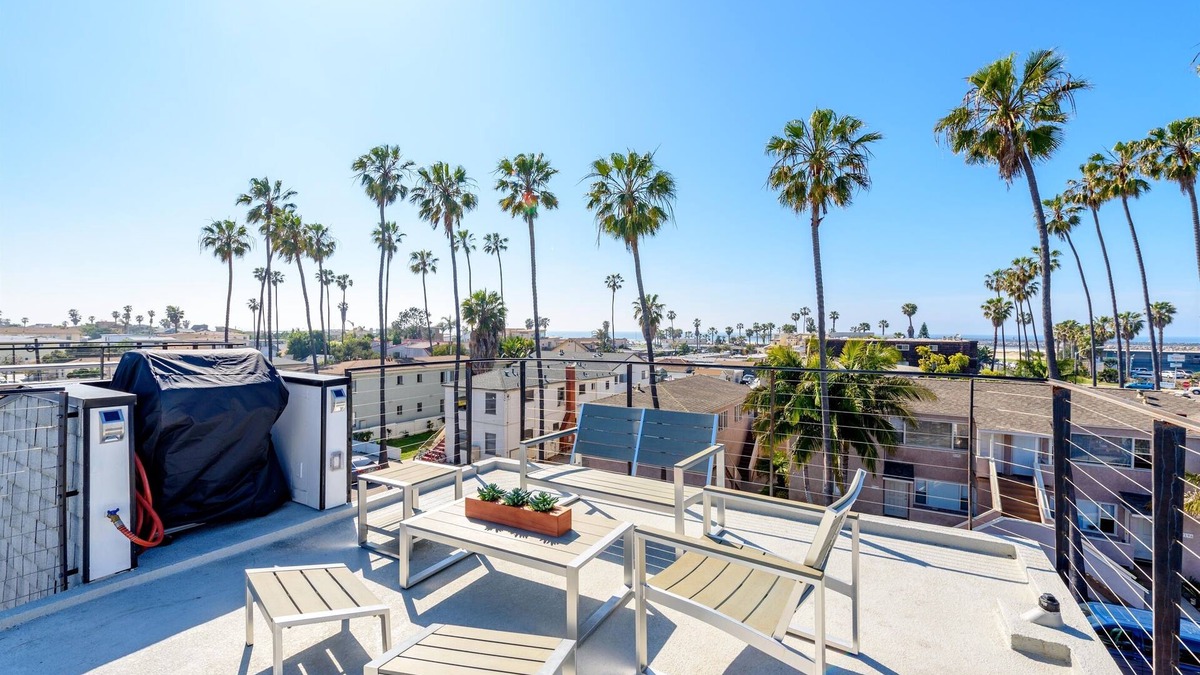 Ocean Beach House | Thoroughly Clean & Highly Discounted @ the Beach