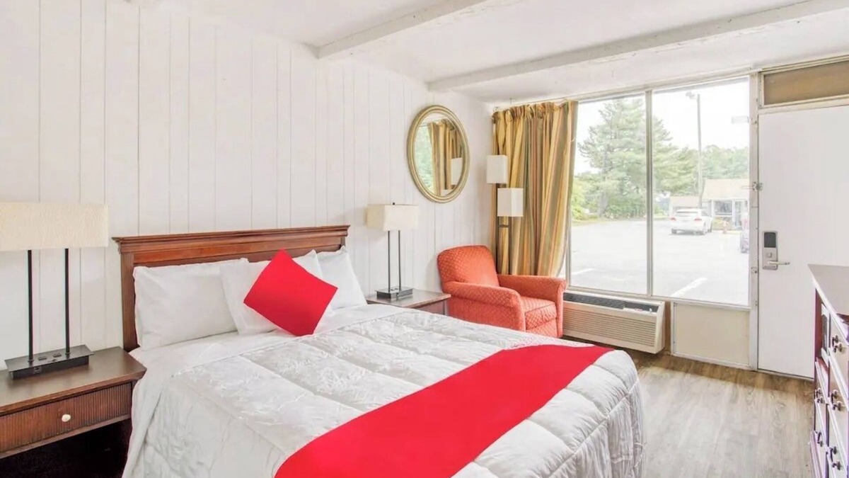 Kernersville Hotel | Thoughtfully Designed Room Great for Business or Leisure Travelers