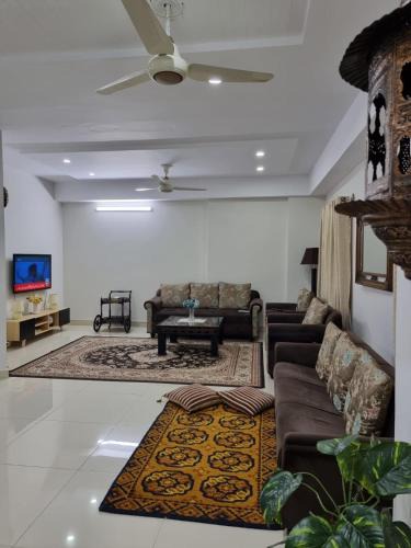 Hassan Abdal Apartment | Three Bed Attached Bath Netflix Wifi Smart TV Parking Near Airport