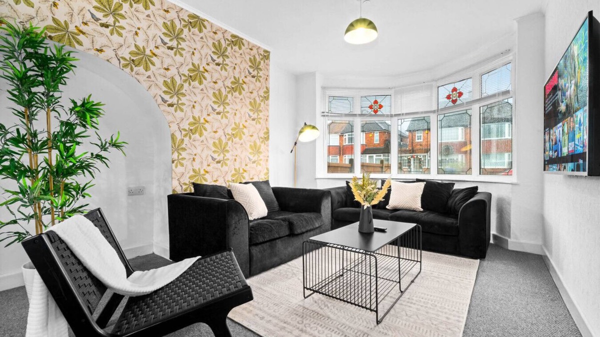 Great Barr House | Three Bed House - Parking - Garden - Great Barr