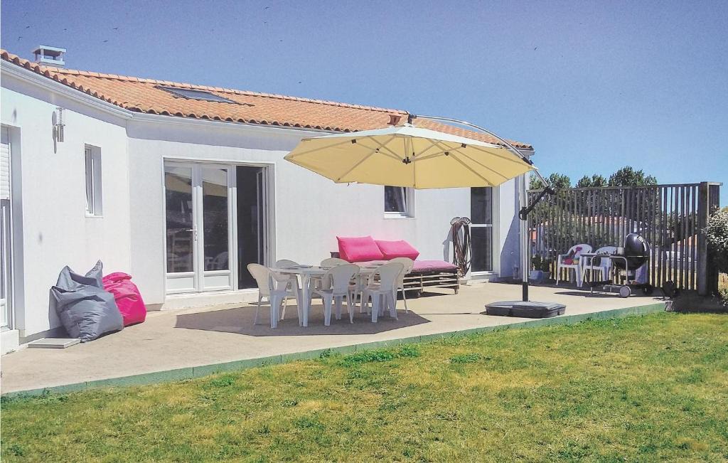 Saint-Michel-en-l'Herm House | Three-Bedroom Holiday Home In St Michel En L'herm