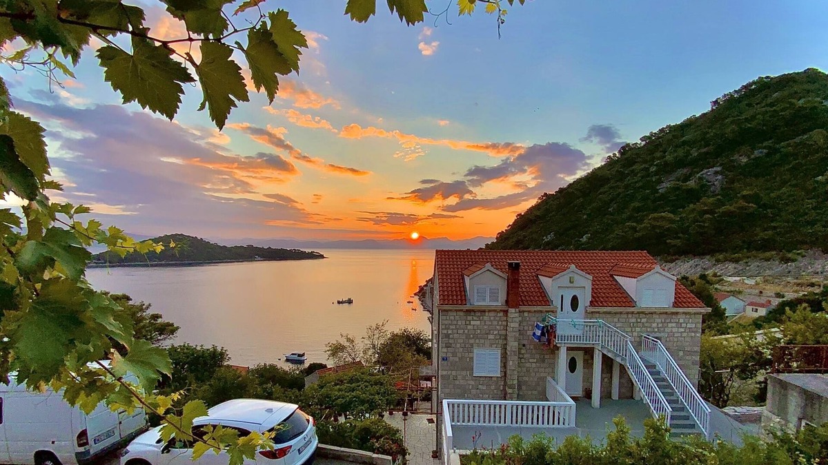 Sobra Apartment | Three bedroom apartment with terrace and sea view Sobra, Mljet (A-4926-a)