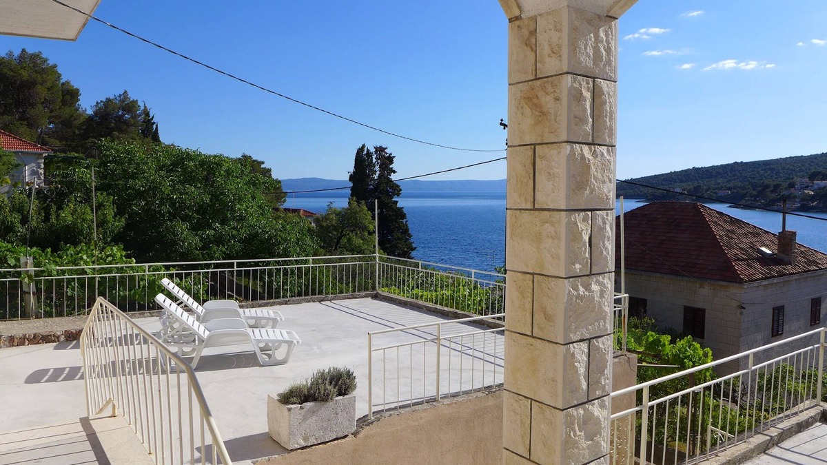Sumartin Apartment | Three bedroom apartment near beach Sumartin, Brač (A-5771-a)