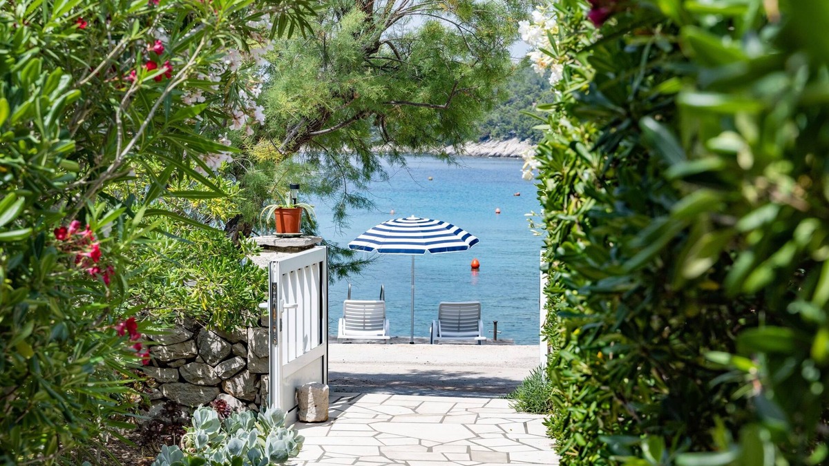 Prizba Apartment | Three bedroom apartment near beach Prižba, Korčula (A-23354-a)