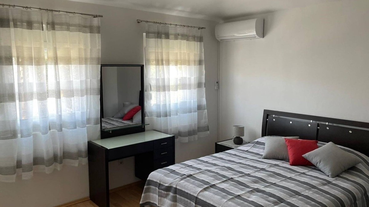 Susica Apartment | Three bedroom apartment near beach Sušica, Ugljan (A-21389-a)