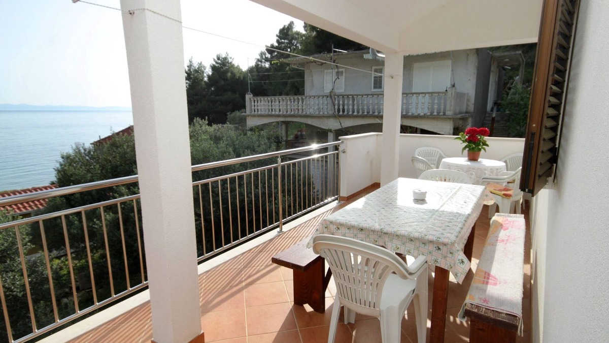 Gdinj Apartment | Three bedroom apartment with terrace and sea view Cove Skozanje, Hvar (A-4024-b)