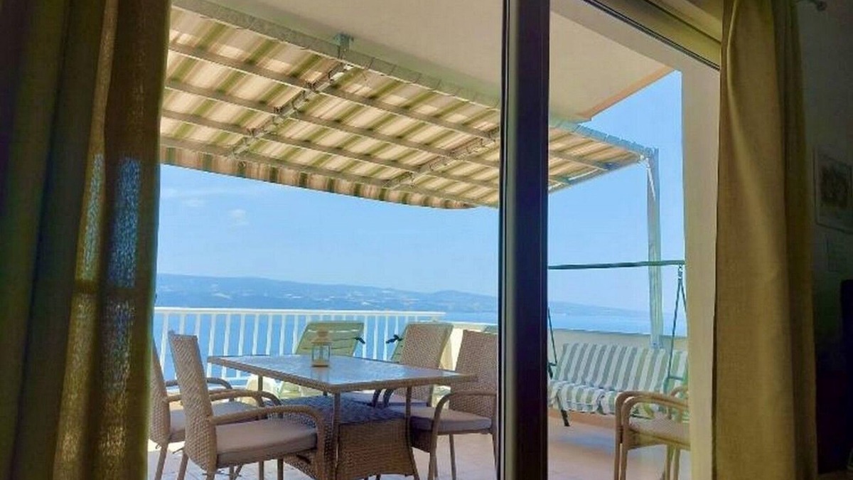 Ruskamen Apartment | Three bedroom apartment with terrace and sea view Lokva Rogoznica, Omiš (A-22069-c)