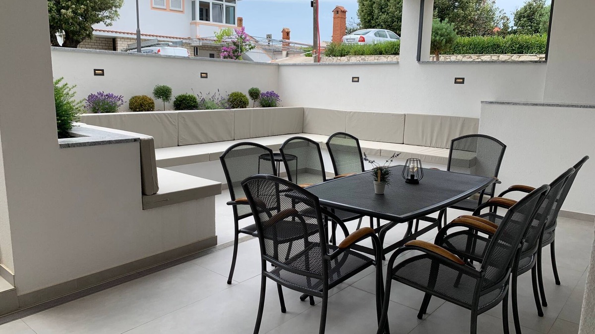 Banjol Apartment | Three bedroom apartment with terrace Banjol, Rab (A-21635-a)