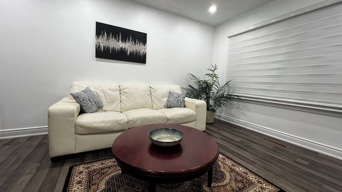Streetsville House | Three Bedroom Bungalow with free parking, closer to commercial area and highway