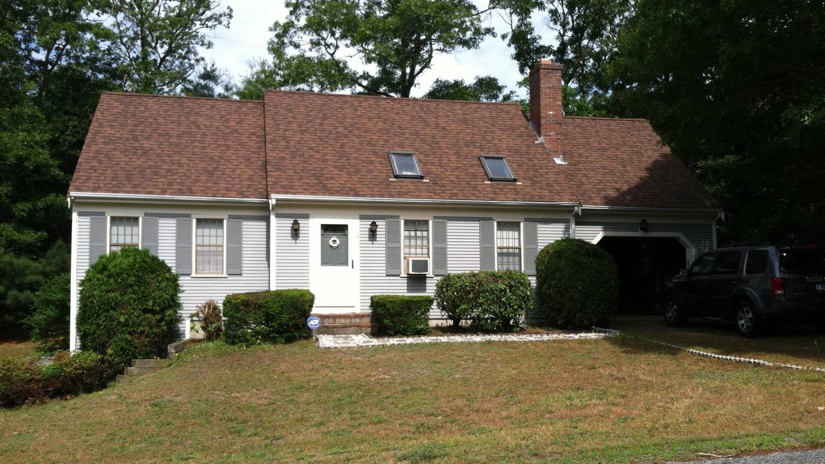 Osterville House | THREE BEDROOM CAPE NEAR PRIVATE SWIMMING POND