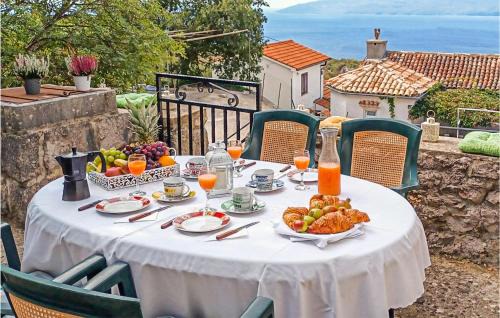 Cres House | Three-Bedroom Holiday Home In Dragozetici