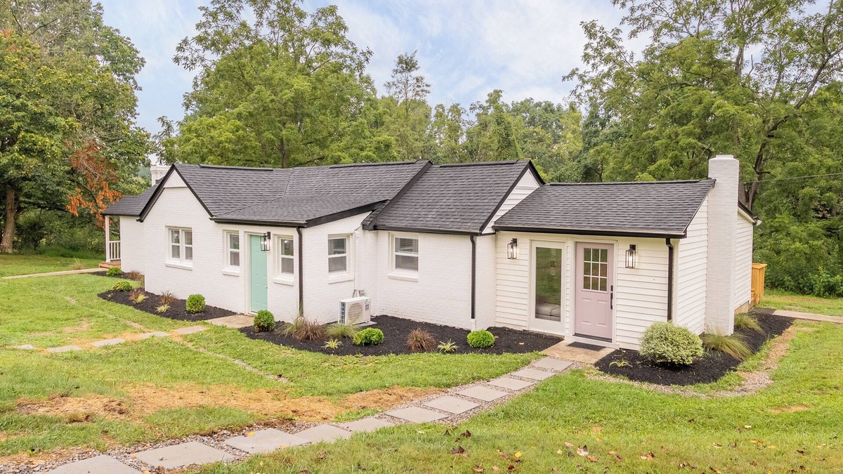 Blacksburg Villa | Three Bedrooms - Blacksburg Suites