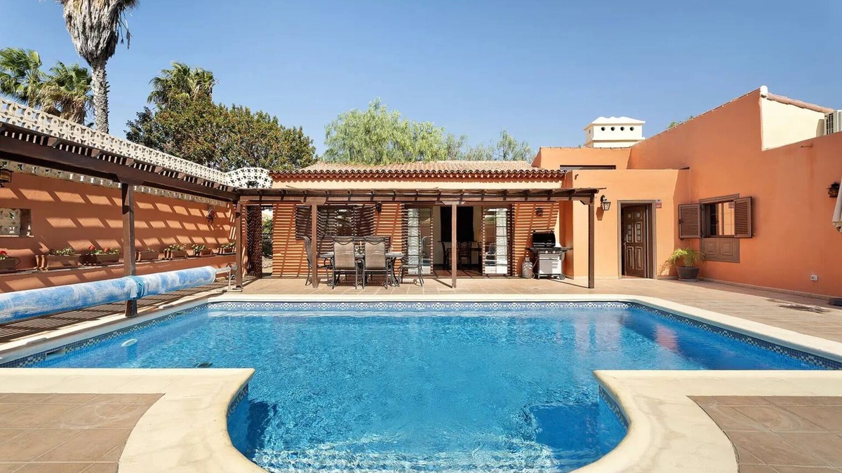 San Miguel de Abona Villa | Three bedrooms, three bathrooms, and a large swimming pool and air conditioning.