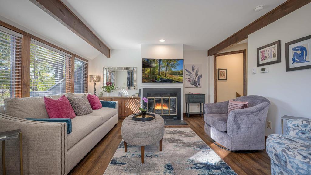 The Galena Territory House | Three Kings and A Little Bling